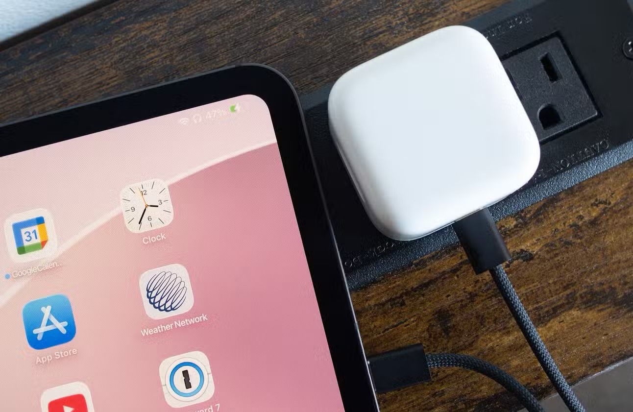 آیپد پرو m5 متصل به شارژر فست شارژ